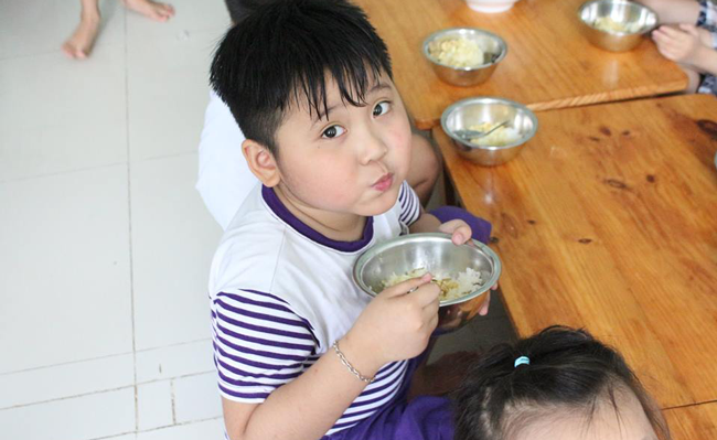 Hướng dẫn trẻ tự phục vụ - tự ăn và tự lau miệng sau ăn