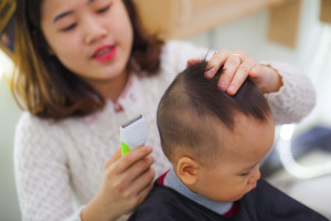 Sai lầm to lớn của bố mẹ khi cạo trọc đầu cho bé vào mùa hè 2