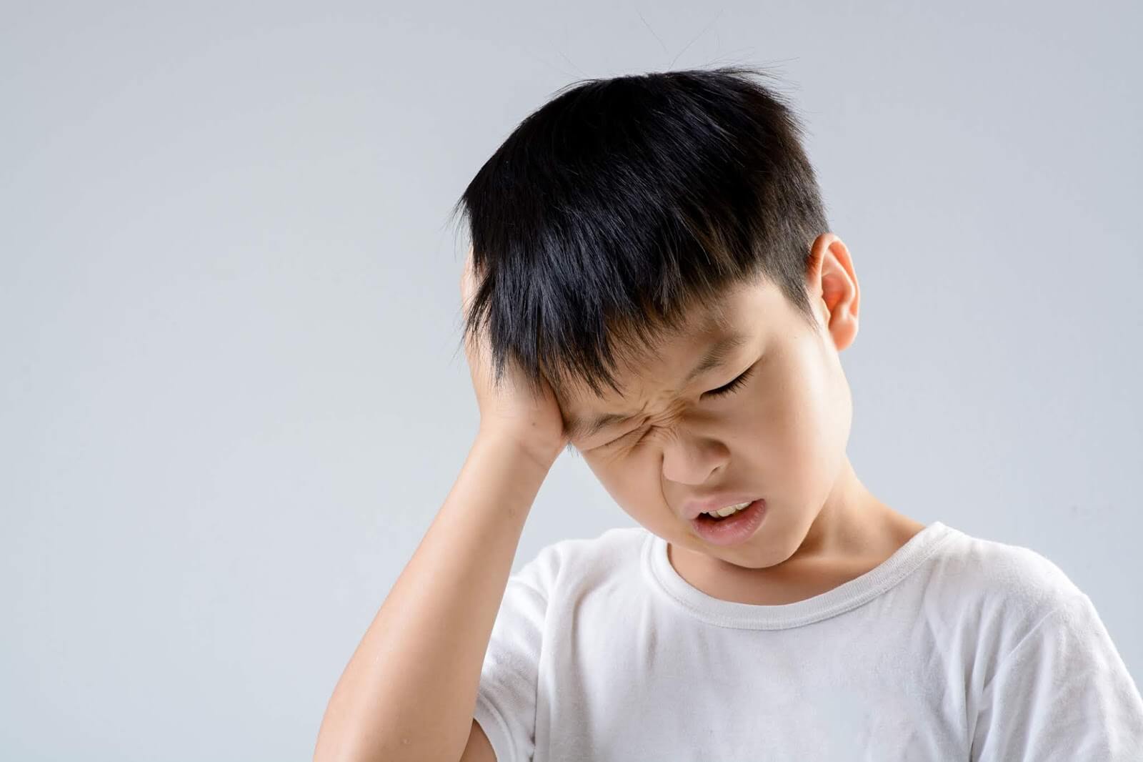 Kết quả hình ảnh cho trẻ đau đầu
