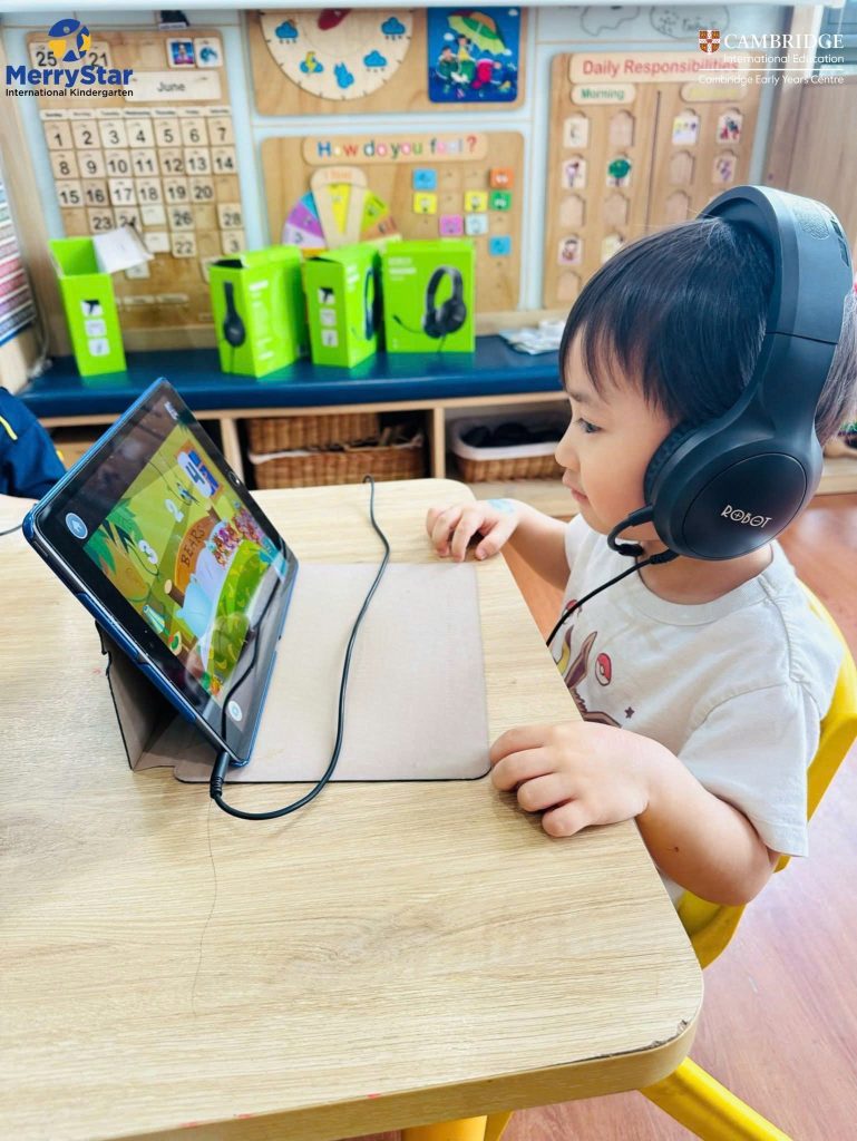 Trẻ mầm non sử dụng iPad và tai nghe trong lớp học